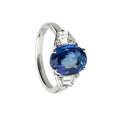 Sapphire oval and trapeze-cut diamond ring